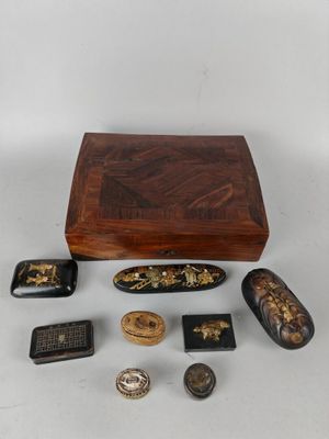 une image représentant une boîte en bois remplie d'objets divers