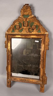 un miroir posé sur un pied au sol
