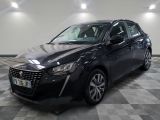la voiture noire est garée sur un sol en damier dans le garage