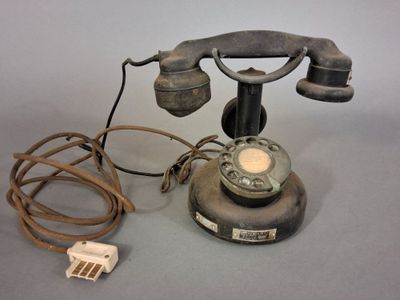 un vieux téléphone muni d'un fil