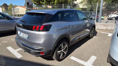 l'arrière d'une voiture argentée garée sur un parking
