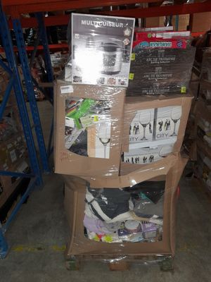 une pile de boîtes empilées les unes sur les autres