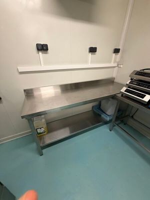 un sol bleu dans une cuisine équipée d'une cuisinière et d'un évier