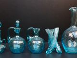 un grand nombre de vases en verre posés sur une table