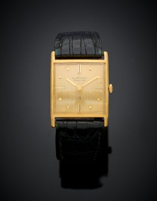 une montre-bracelet plaquée or avec un bracelet en cuir noir
