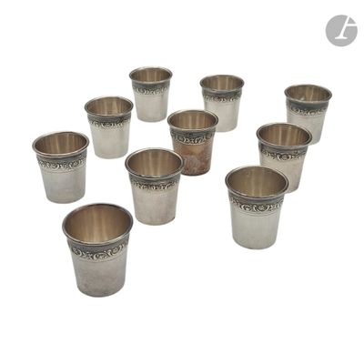 six verres à shot en argent sont disposés en cercle sur un fond blanc
