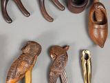 tout un tas de petites figurines d'animaux en bois posées sur une table