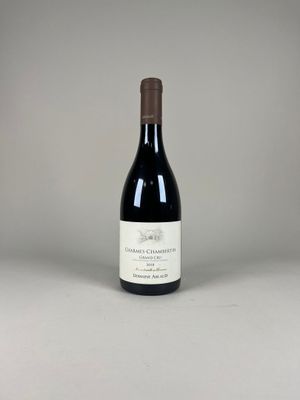 une bouteille de vin rouge posée sur une table