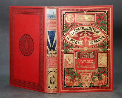 un vieux livre à la couverture rouge posé sur une table