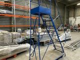 une photo d'un grand entrepôt avec une plate-forme bleue