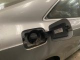 une voiture argentée avec une pompe à essence fixée sur le côté