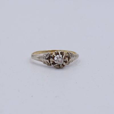 gros plan d'une bague en diamant sur une surface blanche