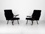 une paire de fauteuils de salon noirs dans le style des années 60