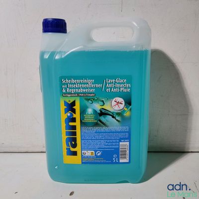 une bouteille de liquide posée sur une table