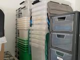 une pièce avec beaucoup de cartons et des cartons sur le sol