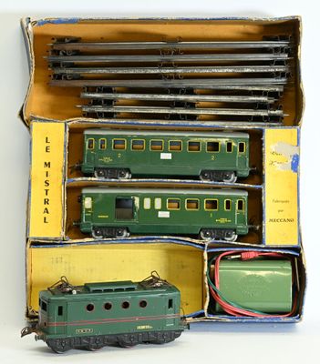 une boîte contenant tout un tas de petits trains