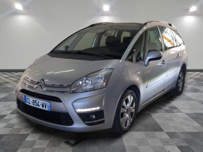 la petite voiture argentée est garée sur un carrelage à carreaux