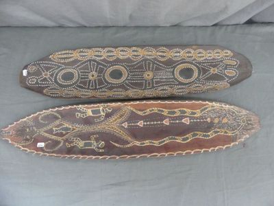 lot de deux sculptures en bois ornées de motifs sur fond bleu