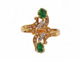 une image représentant une bague en or sertie d'émeraudes et de diamants