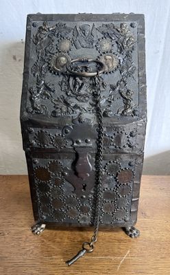 une petite boîte en métal posée sur une table en bois