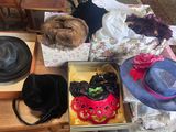 de nombreux chapeaux posés sur une table dans une pièce