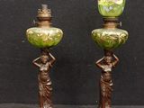 paire de vases anciens en bronze et en verre vert, sur socles