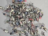 une pile de petits bouts de papier posée sur une table