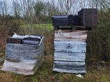 deux ruches posées à même le sol, dans l'herbe