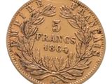 un gros plan d'une pièce de monnaie ornée d'une couronne