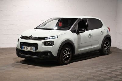 la citrole blanche est garee dans un garage au sol en damier