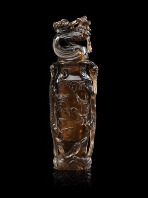 une bouteille en verre sur laquelle est représenté un dragon
