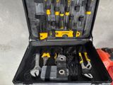 de nombreux outils dans une boîte à outils posée par terre