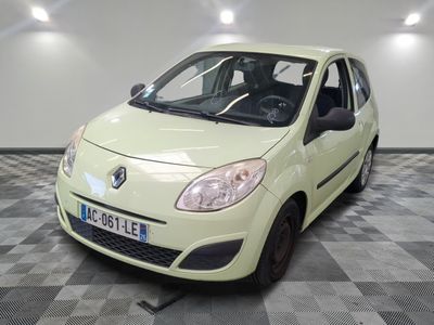 la photo d'une petite voiture jaune garée dans un garage