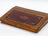 une petite boîte en bois recouverte de cuir