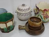 de nombreux types de vases et de bols sur la table