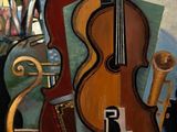 un tableau représentant un instrument de musique et une corbeille de fruits