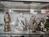 de nombreuses figurines exposées dans une vitrine