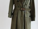une photo d'un manteau de femme avec un col en fourrure