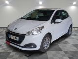 la petite voiture blanche est garée dans une grande pièce