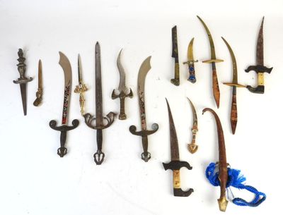 beaucoup de couteaux accrochés au mur