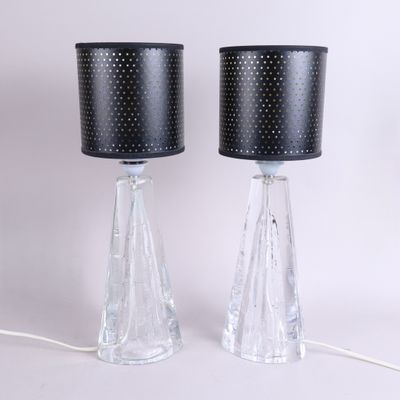 une paire de lampes en verre noir et transparent avec des abat-jours noirs