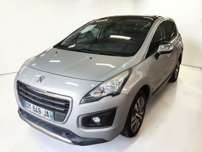 La petite voiture argentée est garée dans une pièce blanche.