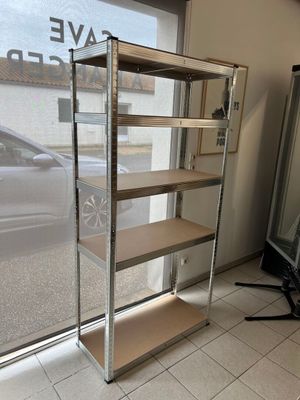 une étagère métallique devant une fenêtre, avec une voiture en arrière-plan