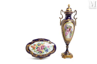 deux vases et une assiette posés les uns à côté des autres