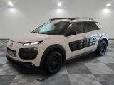 la voiture blanche est garée sur un sol en damier dans le garage