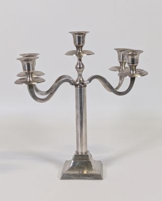 chandelier plaqué argent à trois bougies, monté sur un socle en métal