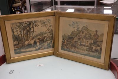 deux photos encadrées représentant une scène de vie à la ferme, posées sur une table