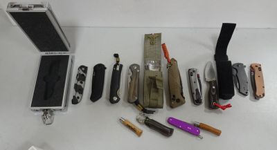 de nombreux outils de toutes sortes disposés sur la table