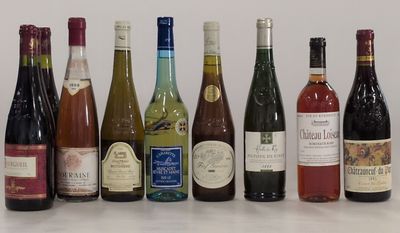 des bouteilles de vin sont alignées sur une table