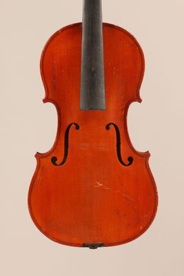 un vieux violon posé sur une surface blanche